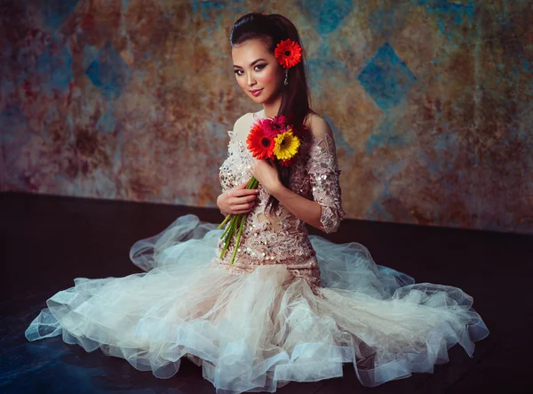 Vrouw met bloemen mode portret — Stockfoto