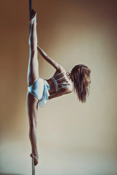 Junge Frau beim Pole Dance — Stockfoto