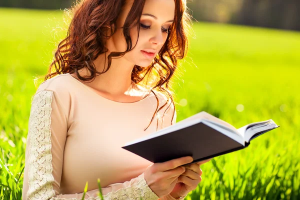 Jonge vrouw lezen boek — Stockfoto