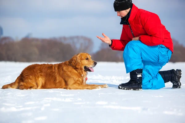 Joven hombre entrenamiento perro — Foto de Stock