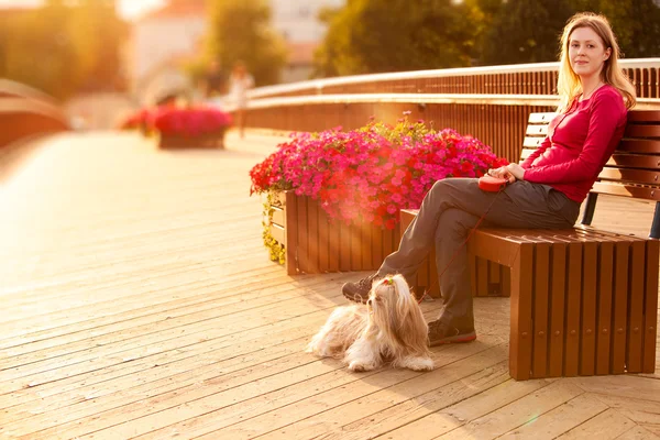 Jovem com shih-tzu — Fotografia de Stock