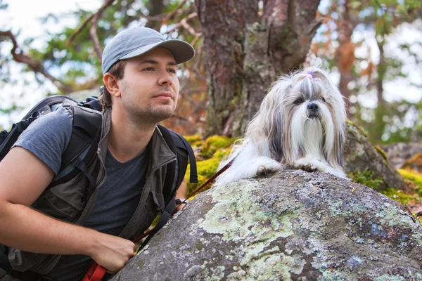 Young man tourist with dog — Stock Photo, Image