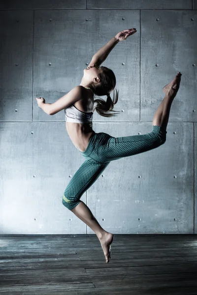 Jonge vrouw danser — Stockfoto