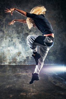 genç kadın dansçı