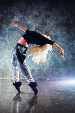 genç kadın dansçı