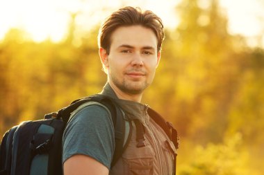 Genç adam turizm