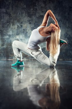 genç kadın dansçı