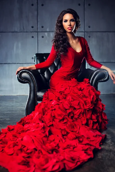 Jovem mulher em vermelho — Fotografia de Stock