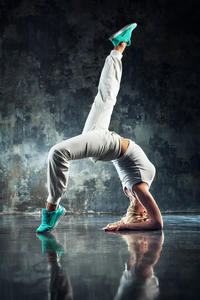 Young woman dancer — Stock Photo, Image