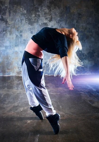 Jonge vrouw danser — Stockfoto