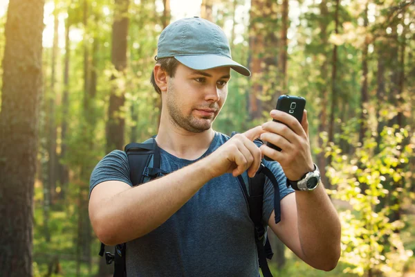 Man tourist with smartphone — Stock Photo, Image