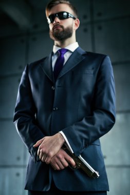 Tabancalı adam tehlike