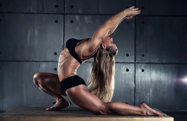 Kobieta bodybuilder — Zdjęcie stockowe