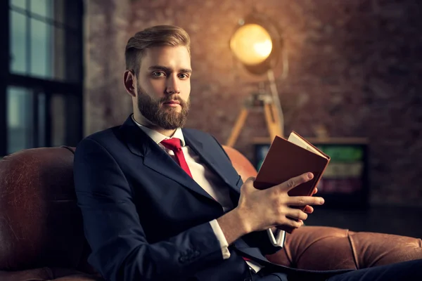 Businessman reading book — Stock Photo, Image