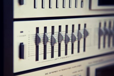 Vintage Stereo Equalizer Ön Panel kontrol düğmeleri görünümü açılı