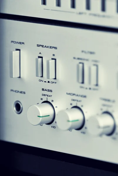 Amplificador estéreo vintage Botões de controle do painel frontal Vista angular — Fotografia de Stock