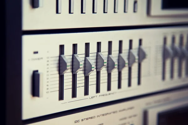 老式的立体声均衡器正面面板控制旋钮棱形视图 — 图库照片