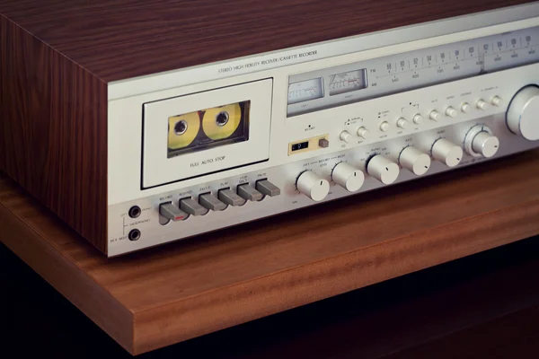 Vintage kaset çalar stereo pikap alici görünümü açılı — Stok fotoğraf