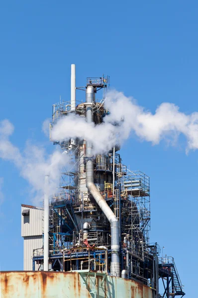 Geraffineerde aardolie petrochemische Plant schoorsteen pijpleiding — Stockfoto