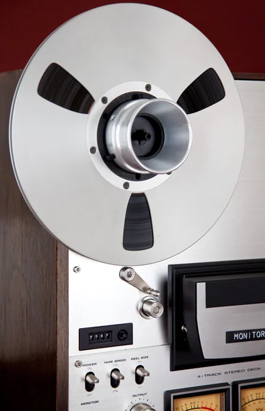 Carrete de grabadora de cubierta de cinta abierta estéreo analógico —  Fotos de Stock