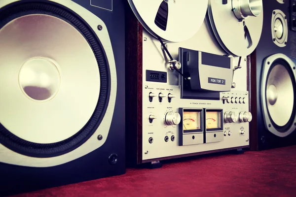 Analog Stereo Open Reel Tape Deck Recorder Vintage with Speakers — Stock Photo, Image