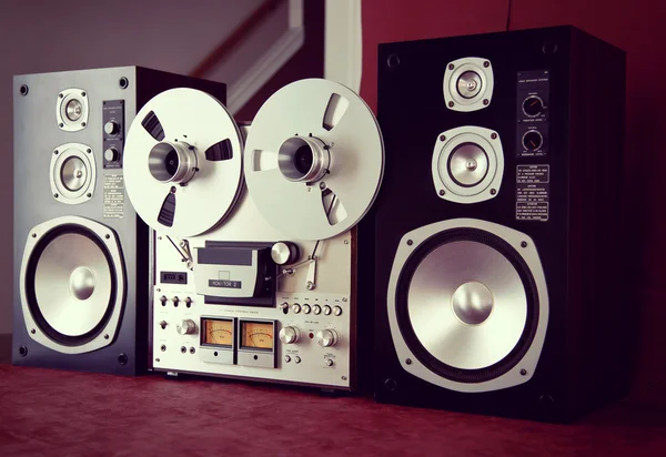 Analog stereo hoparlörler ile reel kaset çalar kaydedici vintage açın — Stok fotoğraf