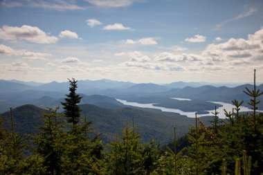 Adirondack dağlarda ormanlar ve göller peyzaj 