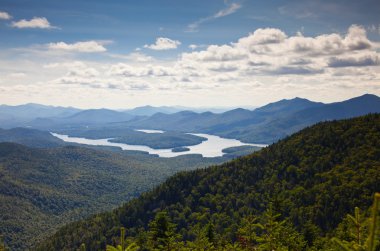 Adirondack dağlarda ormanlar ve göller peyzaj 
