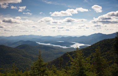 Adirondack dağlarda ormanlar ve göller peyzaj 