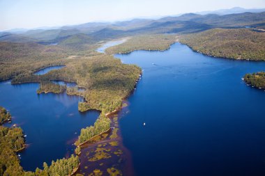 Adirondack ormanlar ve göller yaz havadan görünümden ışık aircr