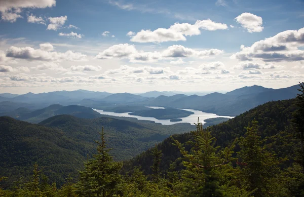 Adirondack dağlarda ormanlar ve göller peyzaj 