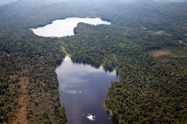 Adirondack bossen en meren in de zomer luchtfoto van lichte aircr — Stockfoto