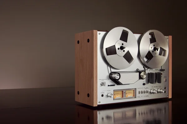 Analog stereo reel kaset çalar kaydedici vintage closeup açın — Stok fotoğraf