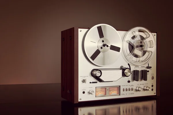 Grabadora de cubierta de cinta de carrete abierta estéreo analógico Primer plano Vintage —  Fotos de Stock
