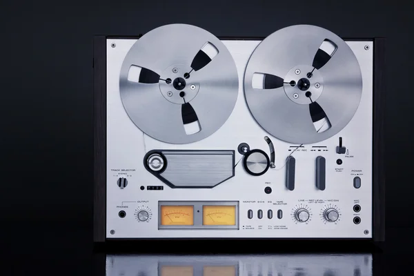 Stereoweergave (analoog) open reel tape deck recorder vintage close-up — Stockfoto