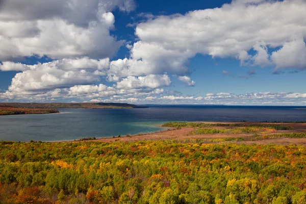 休伦湖在海角克罗克秋天秋天森林树木景观 — 图库照片