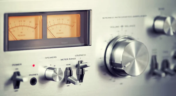 Vintage Stereo Audio-versterker voorpaneel volumeknop — Stockfoto