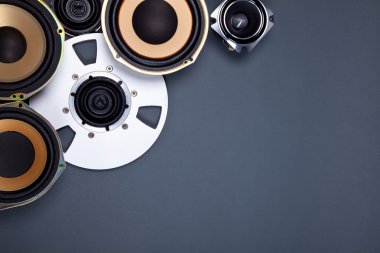 Radyo sinyalleriyle iletilen sağlam hoparlör ve açık Reel nesneleri koleksiyonu