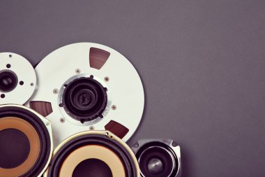 Radyo sinyalleriyle iletilen sağlam hoparlör ve açık Reel nesneleri koleksiyonu