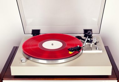 Analog Stereo pikap vinil plak çalar ile kırmızı yuvarlak yüzey