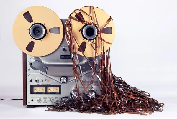 Open Reel Tape Deck Recorder speler met rommelig verstrikt Tape — Stockfoto