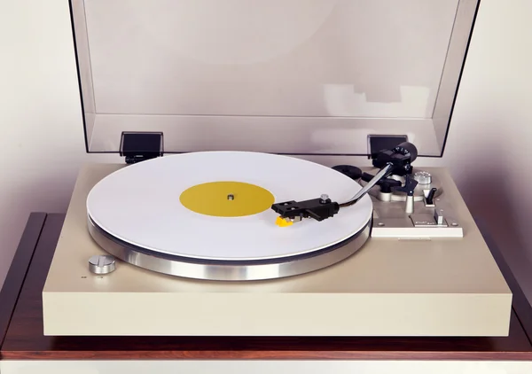 Jogador de disco de vinil de mesa giratória estéreo analógico com disco branco — Fotografia de Stock