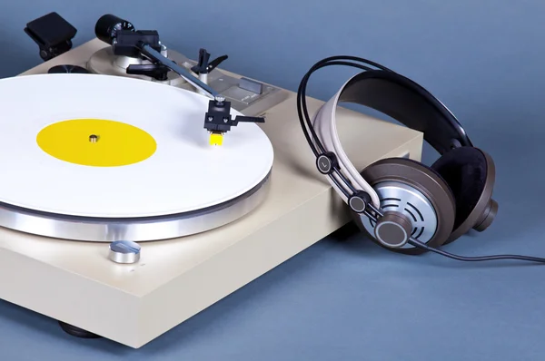 白いディスクのアナログ ステレオ ターン テーブル ビニール レコード プレーヤーと — ストック写真