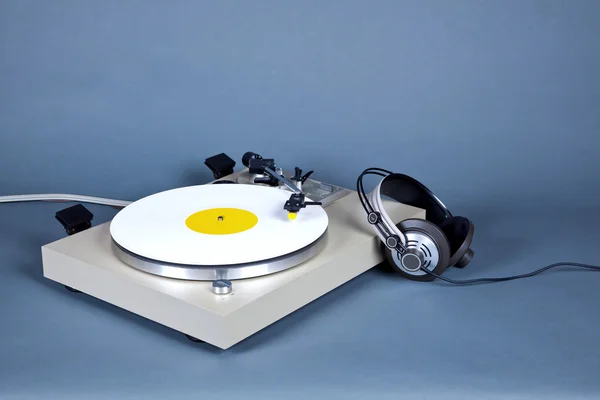 Analog Stereo Turntable Vinyl Record Player with White Disk and — Stock Photo, Image