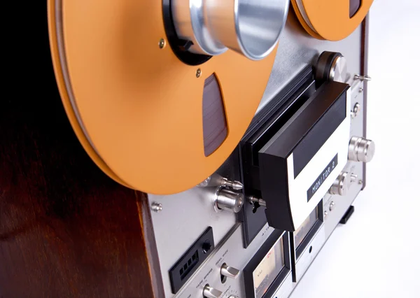 Reproductor de grabadora de cubierta de cinta de carrete abierto estéreo analógico con metal Ree —  Fotos de Stock