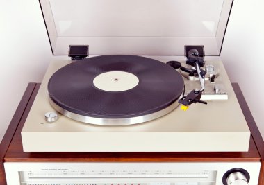 Analog Stereo pikap vinil plak çalar ile siyah yuvarlak yüzey