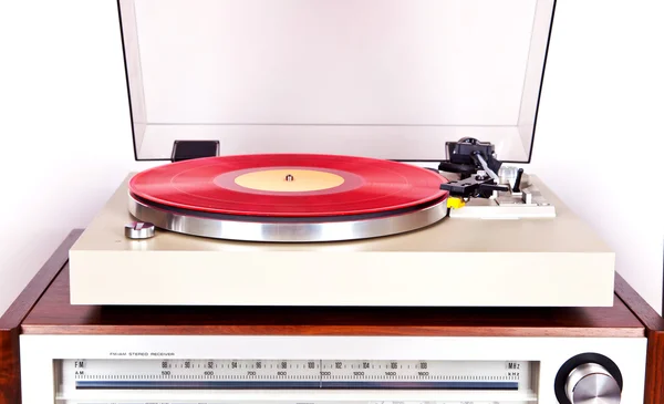 Analog Stereo Turntable Vinyl Record Player com disco vermelho — Fotografia de Stock