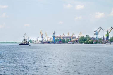 Vinç ile nehir portu