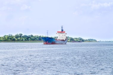 nehir üzerinde eski deniz gemi gider