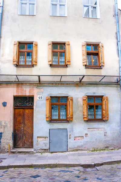 古い都市の鎧戸付きの窓を持つ建物 — ストック写真